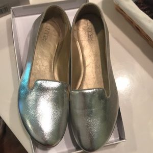 Abound size 8 gold/silver shoes
